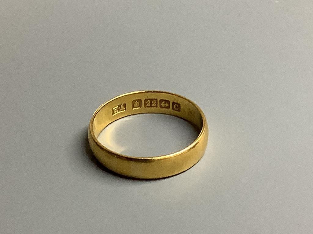 A 22ct gold wedding band